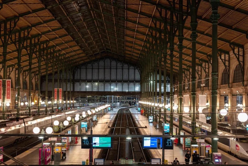 « Messire », « veuillez vous reculer » et compagnie : notre lexique (presque sérieux) des annonces en gare