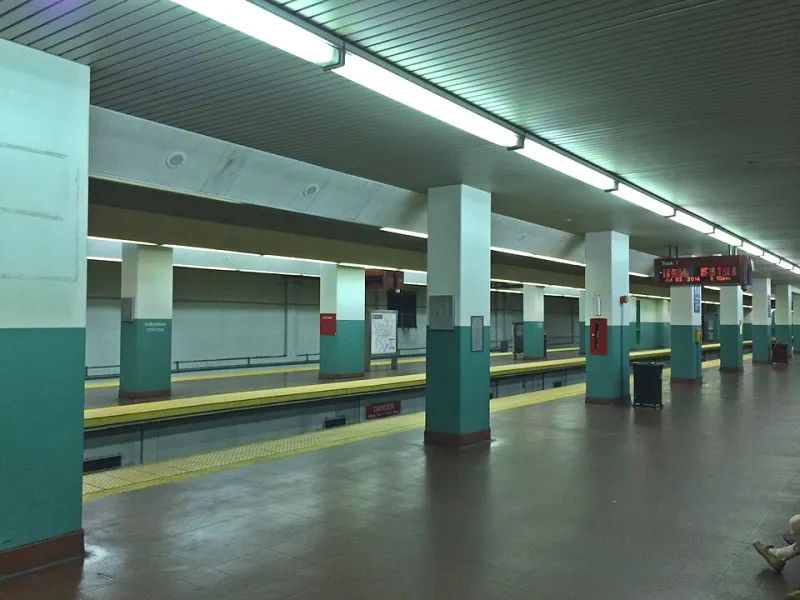 Chef de quai, agent d'entretien, kiosquier : une journée avec ceux qui font vivre la gare (et qu'on ne voit pas)